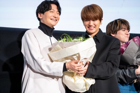 島崎信長に花束を渡すNissy。