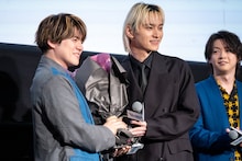 内田雄馬に花束を渡すSKY-HI。