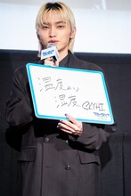 “ここだけは譲れない自分だけのエゴ”を発表するSKY-HI。