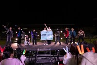 連結の証の巨大切符にハサミを入れるタクヤ。（撮影：米山三郎）