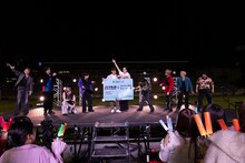 連結の証の巨大切符にハサミを入れるタクヤ。（撮影：米山三郎）