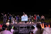連結の証の巨大切符にハサミを入れるタクヤ。(撮影:米山三郎)