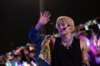 スタンド席を歩くアロハ。（撮影：米山三郎）