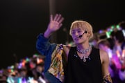 スタンド席を歩くアロハ。(撮影:米山三郎)