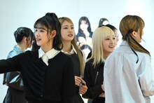 「ME:I_はじめまし展」「ME:I_はじめまし展」に足を踏み入れたME:I。