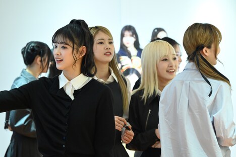 「ME:I_はじめまし展」「ME:I_はじめまし展」に足を踏み入れたME:I。