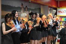 花束を受け取ったME:I。