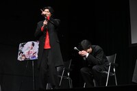 寺坂頼我（右）の天然エピソードを説明する小坂涼太郎（左）。