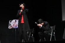 寺坂頼我（右）の天然エピソードを説明する小坂涼太郎（左）。