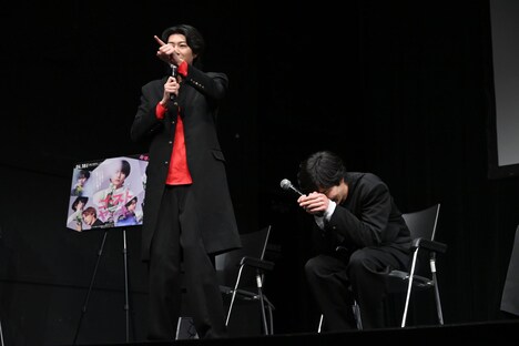 寺坂頼我（右）の天然エピソードを説明する小坂涼太郎（左）。