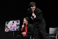 小坂涼太郎のお釣りをポケットに入れる寺坂頼我。