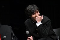 照れる寺坂頼我。