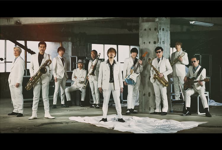 スカパラと10-FEET・TAKUMA、そろいの白スーツ着こなす - 音楽ナタリー