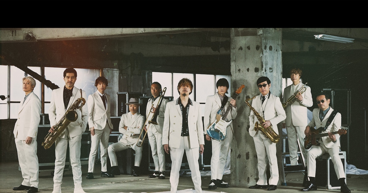 スカパラと10-FEET・TAKUMA、そろいの白スーツ着こなす - 音楽ナタリー