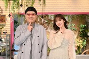 テレビ朝日系「あざとくて何が悪いの?」MCの山里亮太と鈴木愛理。