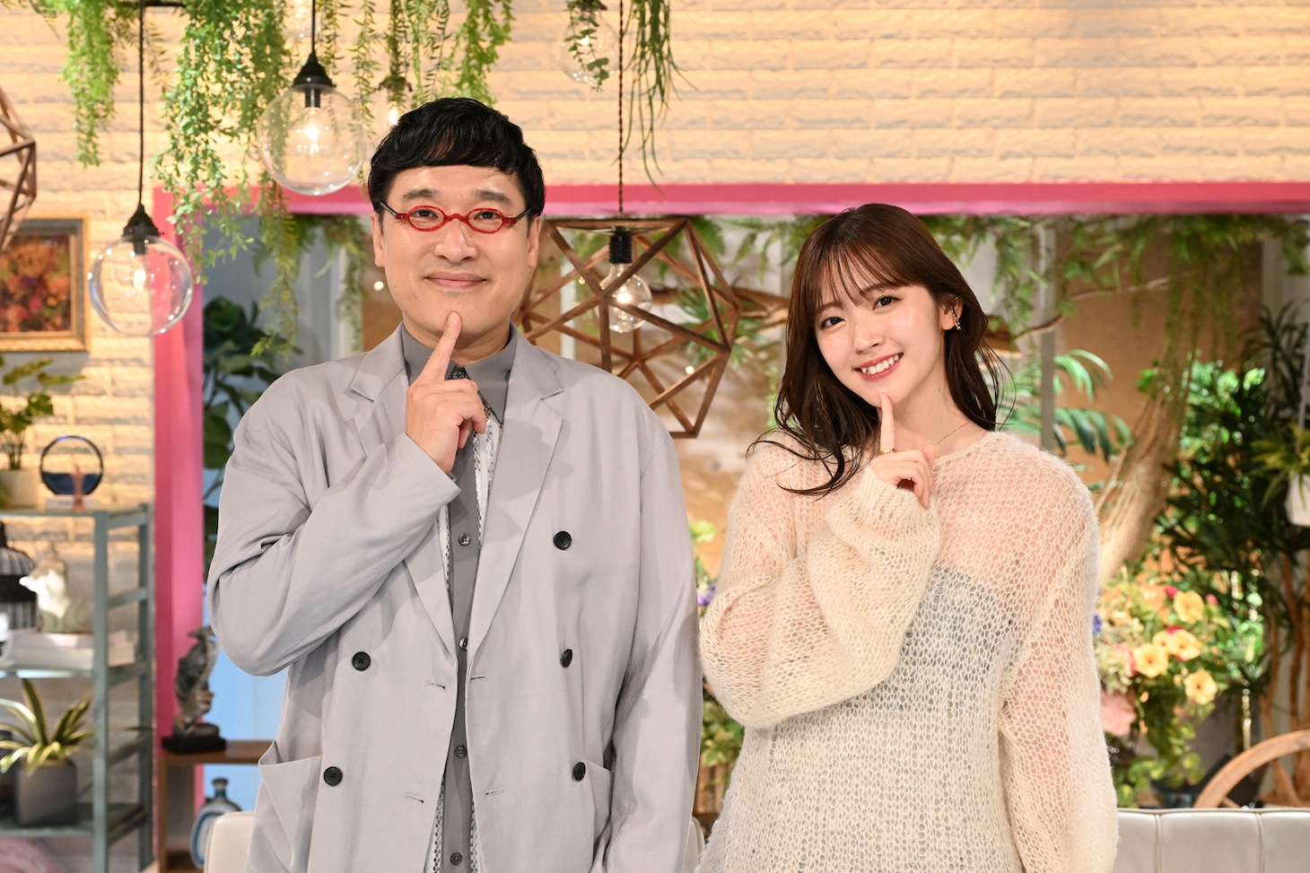 テレビ朝日系「あざとくて何が悪いの？」MCの山里亮太と鈴木愛理。