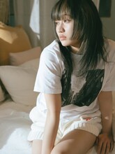 佐々木莉佳子（アンジュルム）フォトブック「girasol」より。（撮影：神戸健太郎）