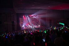 「私立恵比寿中学 15th Anniversary Tour 2024 ～the other side of indigo hour～」初日公演の様子。