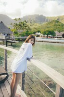 高本彩花の1st写真集「僕の記憶の中で」より。（撮影：東京祐）(c)KOBUNSHA