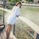 日向坂46高本彩花、Tシャツから美脚のぞかせる