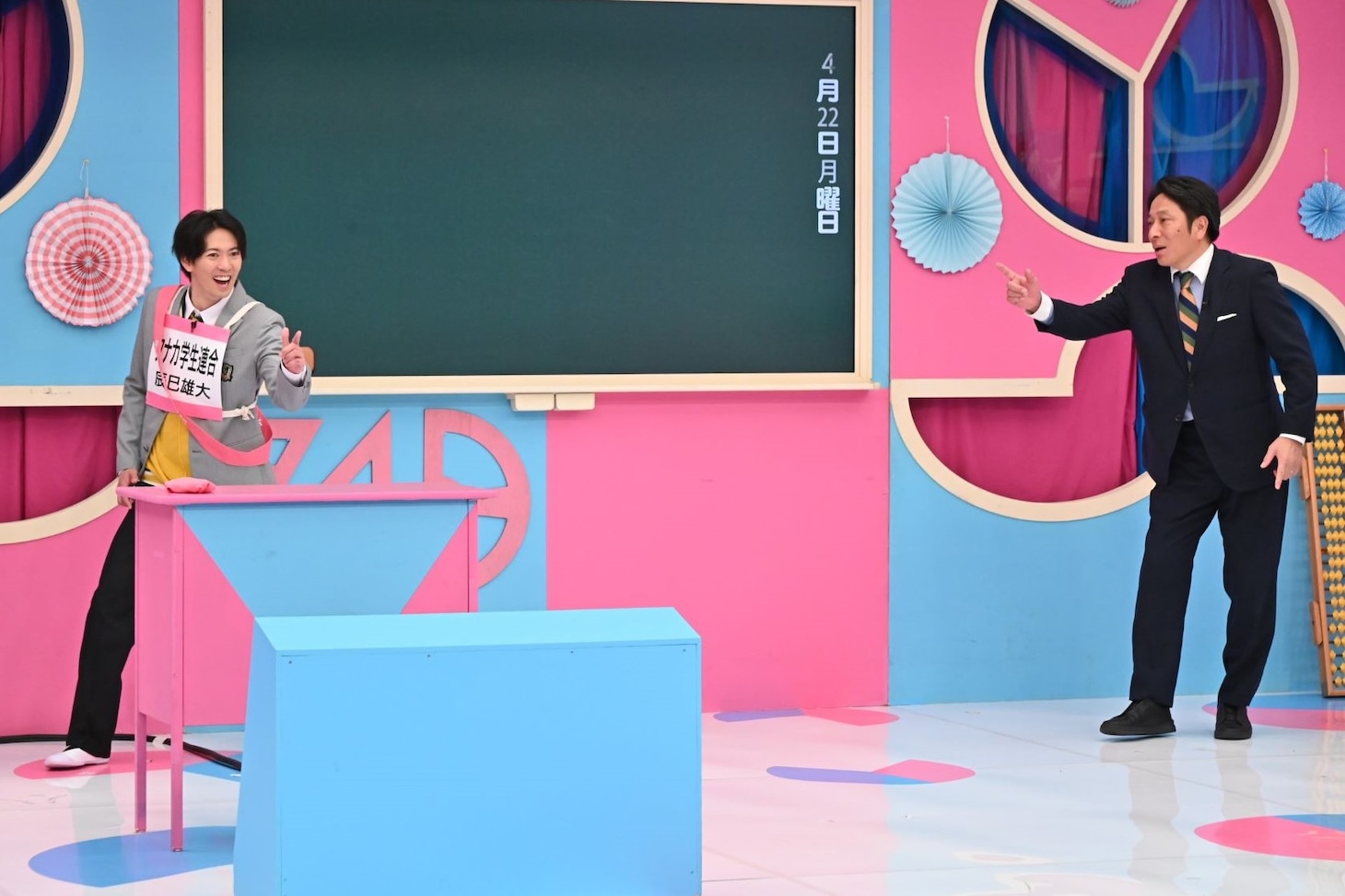 左から辰巳雄大（ふぉ～ゆ～）、原晋監督。(c)フジテレビ