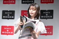 お気に入りのページを探す市川美織。