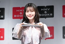 お渡し会を再現する市川美織。