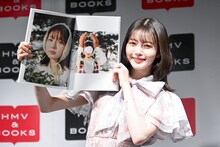 お気に入りのページを見せる市川美織。