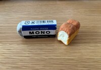 トンボ鉛筆製の「MONO消しゴム」と食パン型の消しゴムを合体して使用。