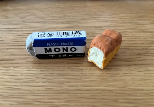 トンボ鉛筆製の「MONO消しゴム」と食パン型の消しゴムを合体して使用。