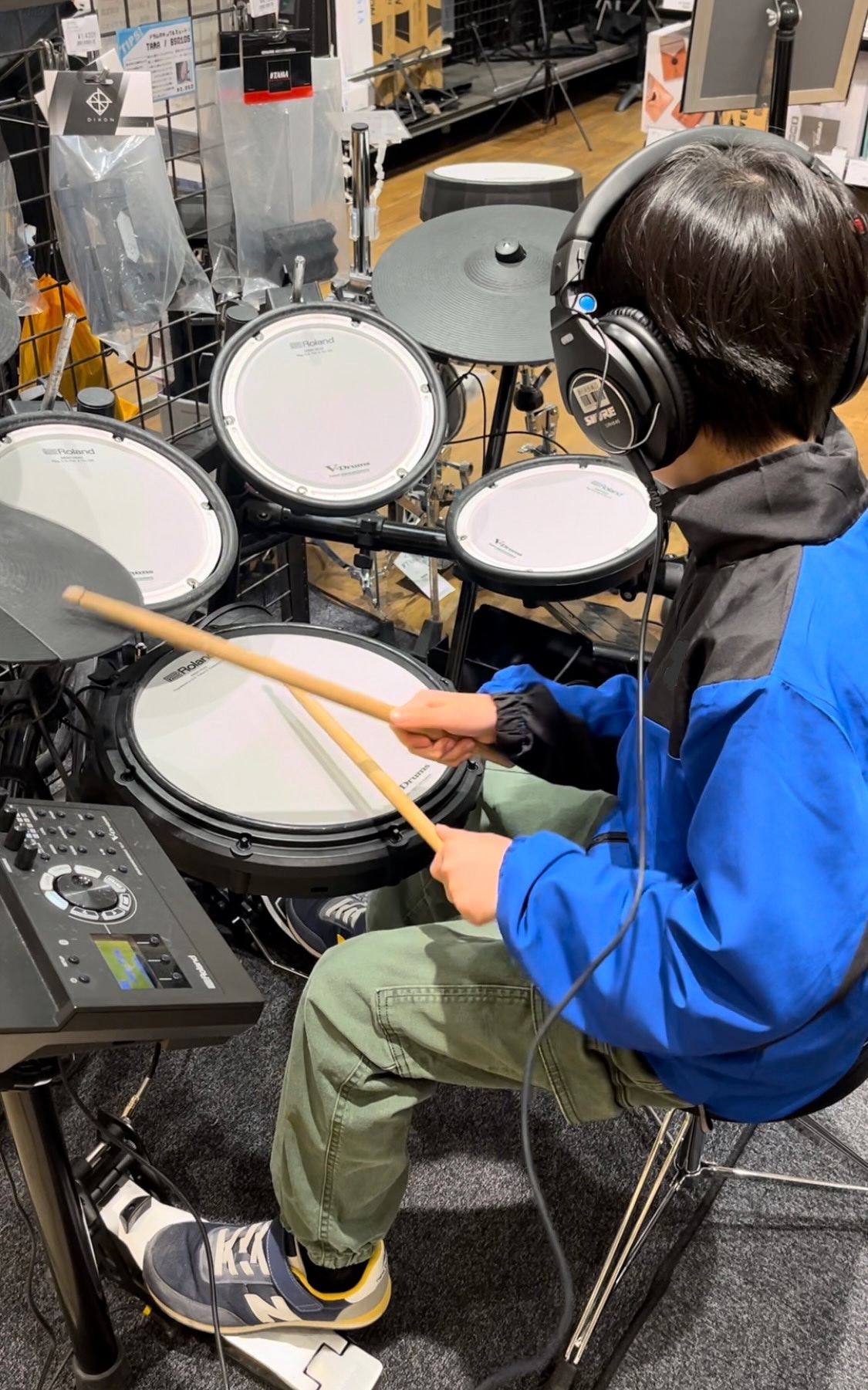 スピッツの曲などを練習しているそうです。