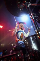 勢喜遊（Dr, Sampler）（撮影：川上智之）