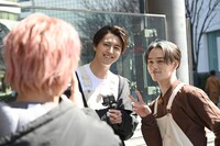 タカシとマサヒロを撮影するシューヤ（手前）。