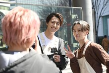 タカシとマサヒロを撮影するシューヤ（手前）。