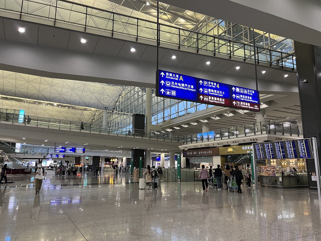 直結のホテルに泊まったので、帰る頃には図々しくも自分の庭のように愛着が湧いてしまった香港国際空港。