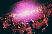 「sumika Live Tour 2024『FLYDAY CIRCUS』」神奈川・ぴあアリーナMM公演の様子。（撮影：後藤壮太郎）