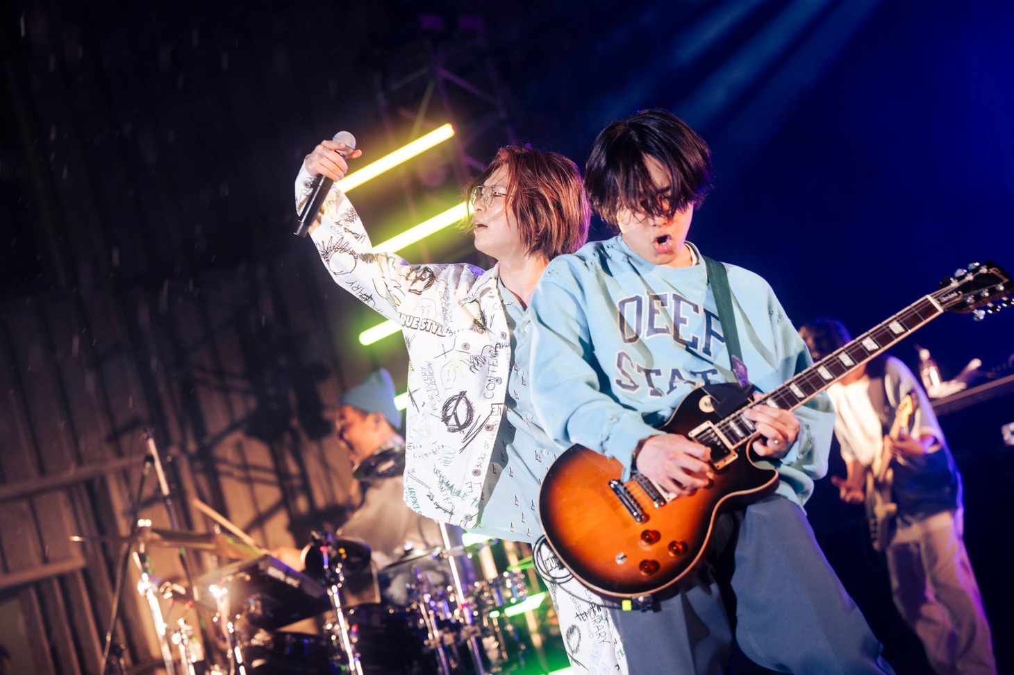 左から熊木幸丸（Vo）、松崎浩二（G）。（撮影：田中聖太郎）