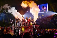 デコトラに乗り込み移動するSixTONES。