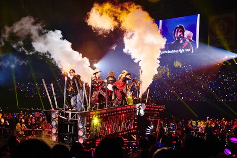 デコトラに乗り込み移動するSixTONES。