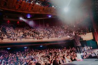 「YOASOBI LIVE IN THE USA」San Francisco The Warfield公演の様子。（Photo by Kato Shumpei）