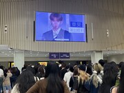 ホール1の入場前にもジャン・ハオさん。彼の広告をたくさん目にして、中国語表記が「章昊」であることをしっかり覚えました。