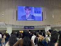 ホール1の入場前にもジャン・ハオさん。彼の広告をたくさん目にして、中国語表記が「章昊」であることをしっかり覚えました。