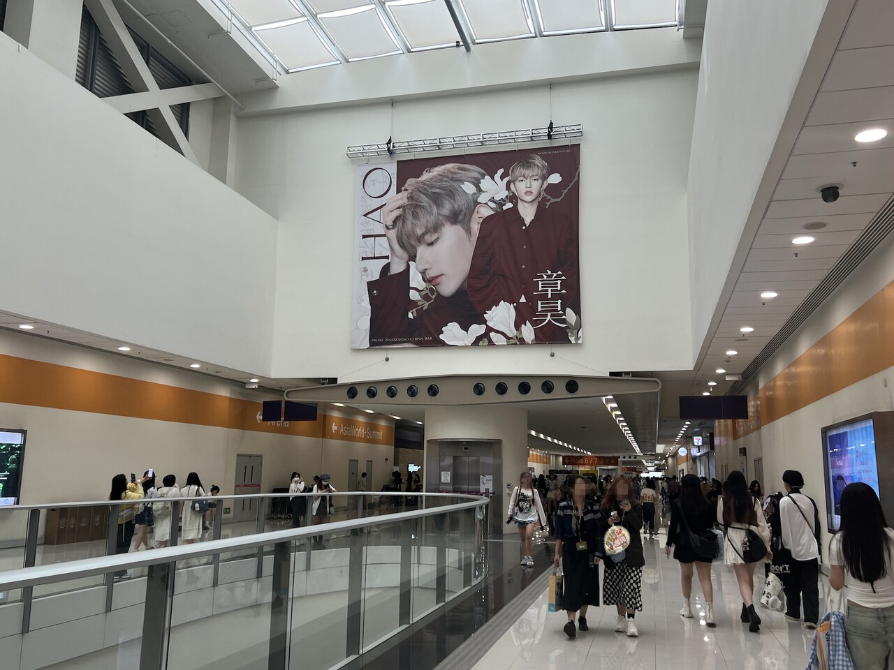 会場のいたるところを彩るジャン・ハオさん。