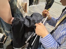 寄せ書きに参加するサトコちゃん。ATEEZの後輩・xikersのステージへはATINYもたくさん集まっていました。