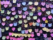 さまざまな言語で記入された付箋のメッセージ。