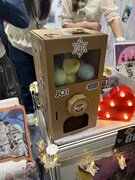 手作りのカプセルトイマシン。とにかく皆さん温かく、JO1への熱い思いを感じました。