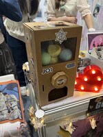 手作りのカプセルトイマシン。とにかく皆さん温かく、JO1への熱い思いを感じました。