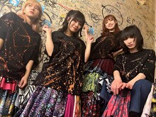 naokitomizukaとのコラボレーションTシャツを着たカイジューバイミー。