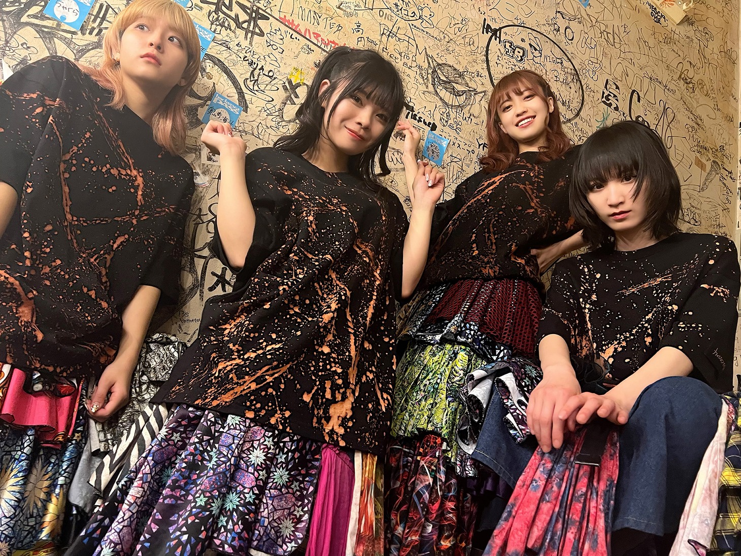 naokitomizukaとのコラボレーションTシャツを着たカイジューバイミー。