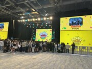 KCON STAGEを少し遠目に眺めた様子。